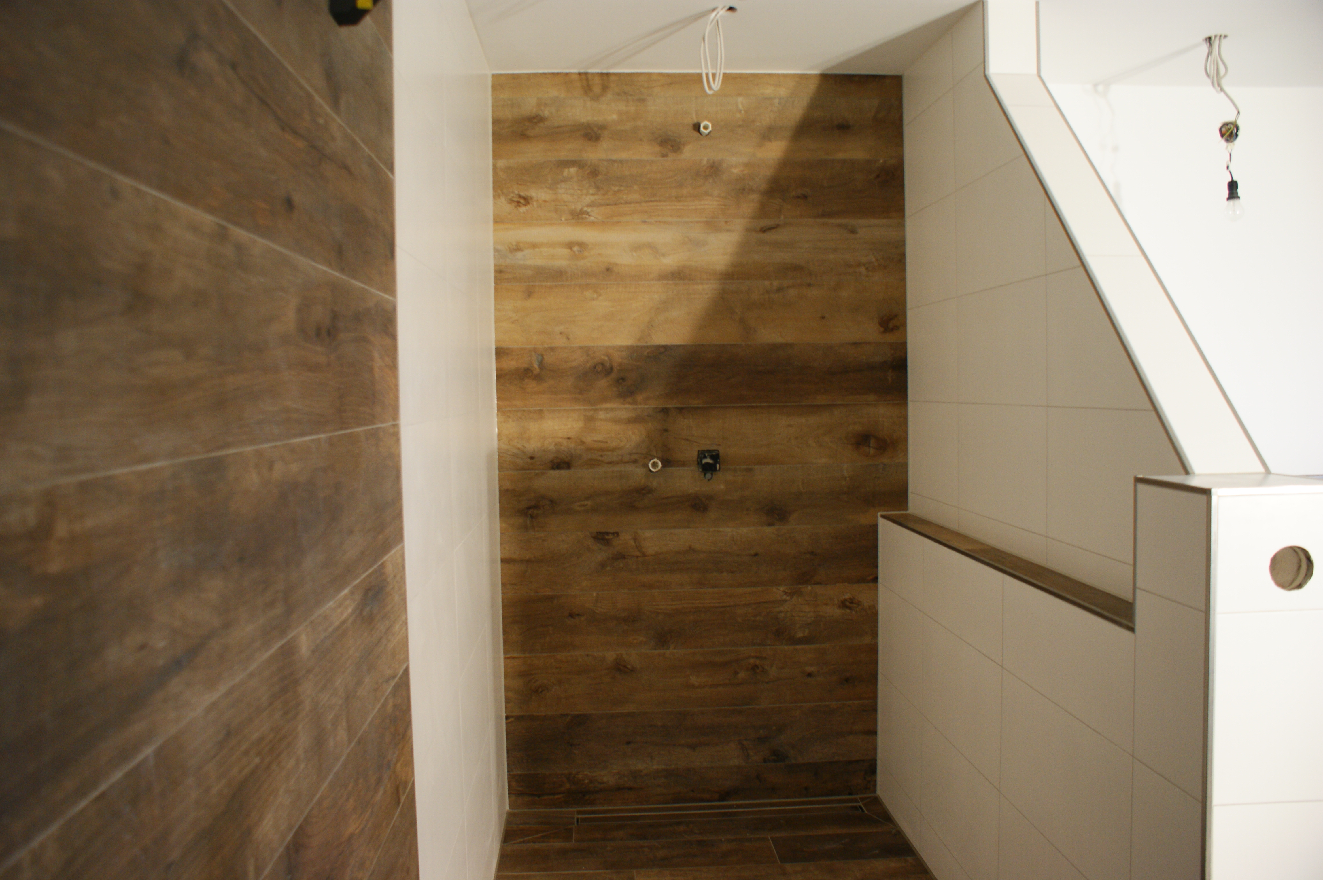 Eine halbe Wand mit Schräge