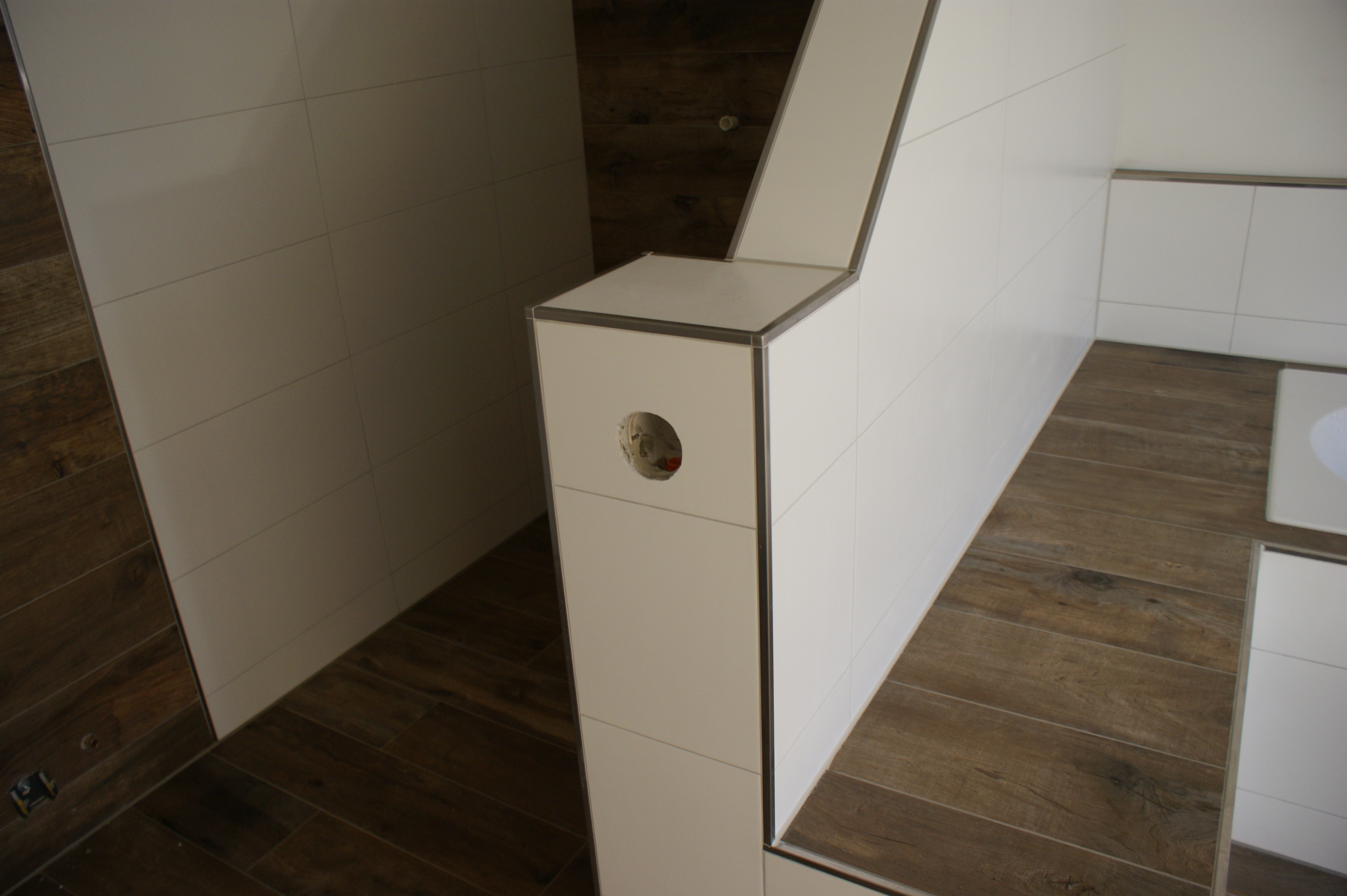 Eine halbe Wand mit Schräge